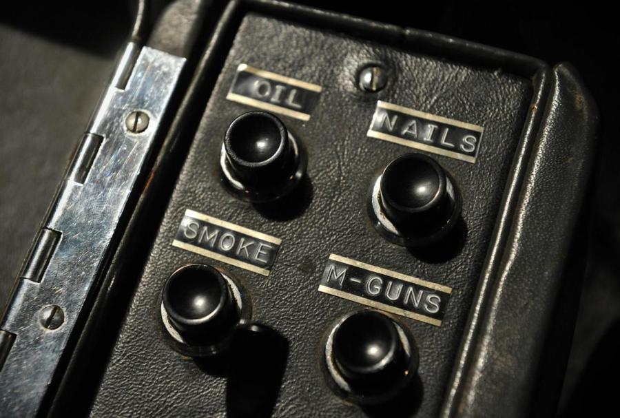 Детали интерьера Aston Martin DB5 James Bond Edition 1964 года  (фото 31 из 97)